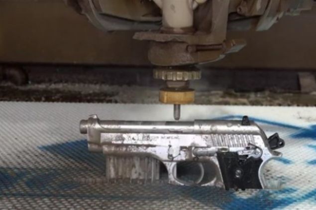 Baba-o�ul, ald�klar� tabancay� ortas�ndan ikiye keserek i�inde ne oldu�unu izleyenlerine g�sterdi.     