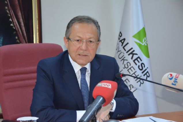 AK Partili B�y�k�ehir Belediyesi Ba�kan� Ahmet Edip U�ur bug�n d�zenledi�i bas�n toplant�s�nda Rotterdam Liman� �rnek al�narak Band�rma b�lgesinde kurulmak istenen liman ile ilgili iyi niyet protokol�n� y�rt�p atarak, a��klamalarda bulundu.     