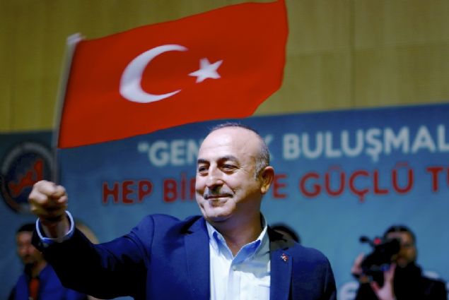 Avrupa'n�n g��, entegrasyon, d�� g�venlik politikalar�n�n da ba�ar�s�z oldu�una i�aret eden �avu�o�lu, 'Avrupa'n�n kendisine �ekid�zen vermesi laz�m. Biz bunu anlatmaya �al���yoruz, anlatt�k�a bizden ho�lanm�yorlar. ��nk� al��m��lar ders vermeye.' dedi.  