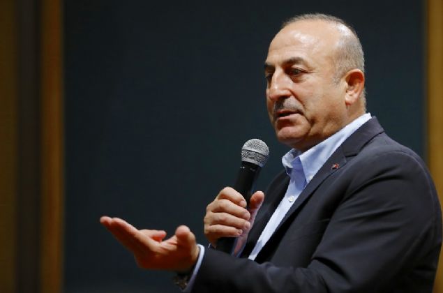 �avu�o�lu, Avrupa'ya 60- 70 y�l �nce giden T�rklerin oralarda 'ezik' oldu�unu, T�rkiye Cumhuriyeti ile gurur duyamad�klar�n�, �imdi ise Avrupa'daki vatanda�lar�n g��l� T�rkiye ile gurur duyduklar�n� vurgulad�.    T�rk, �slam d��manlar�n�n oradaki vatanda�lara sistematik bask� uygulamaya ba�lad�klar�n� kaydeden �avu�o�lu ama bunlara boyun e�meyeceklerini ifade etti. �avu�o�lu, 'Biz boyun e�meyiz, T�rkiye Cumhuriyeti ile yurt d���nda ya�ayan vatanda�lar�m�z�n ba�lar�n� kimse koparamaz. Kimsenin g�c� yetmez, buna m�saade etmeyiz.' dedi.  