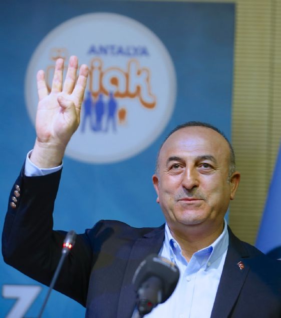 �avu�o�lu, 'Sadece temenni etmek yetmez. 6- 7 sene �nce t�m merkezdeki partileri uyar�yorduk, 'Avrupa'da �rk��l�k art�yor, yabanc� d��manl��� art�yor, �slam kar��tl��� art�yor.' diye. Bug�n hat safhaya geldi, �ok tehlikeli bir boyuta geldi. Avrupa'y� 2. D�nya Sava�� �ncesi d�nemlere g�t�rmeye ba�lad�.' de�erlendirmesini yapt�.  