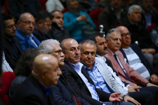 Halen d�nyada T�rkiye'nin 235 b�y�kel�ili�i bulundu�unu ve d�nyada en fazla b�y�kel�ili�i olan �lke s�ralamas�nda T�rkiye'nin 6'nc� s�rada bulundu�unu belirten �avu�o�lu, 'B�y�kel�ilik say�s�n� 251'e ��kartaca��z ve d�nyada 5'inci s�raya y�kselece�iz. B�y�kel�ili�imizin olmad��� hi�bir �lke kalmayacak G�neydo�u Asya b�lgesinde.' dedi.  