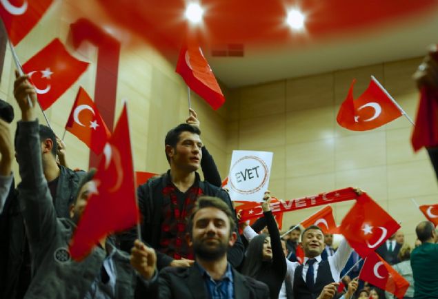 Akdeniz �niversitesi Akil ��renciler Toplulu�u'nun d�zenledi�i 'Gen�lik Bulu�malar�' etkinli�inin konu�u olan D��i�leri Bakan� Mevl�t �avu�o�lu, Hukuk Fak�ltesi konferans salonunda ��rencilerle bir araya geldi.  