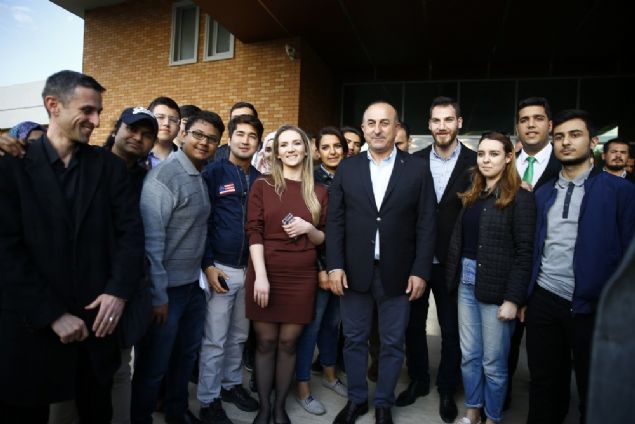 K�br�s konusunda T�rk taraf�n�n ne kadar samimi, Rum taraf�n�n ise ne kadar samimiyetsiz oldu�unun herkes taraf�ndan g�r�ld���n� kaydeden �avu�o�lu, 'Biz K�br�s'� bedava bulmad�k. K�br�s T�rk halk�n�n her zaman yan�nda olaca��z. T�rkiye ve KKTC hi�bir zaman �aresiz kalmad�. Ama biz olumlu yakla��yoruz, onlar ��z�m istiyorsa parametreleri belli.' a��klamas�nda bulundu.  