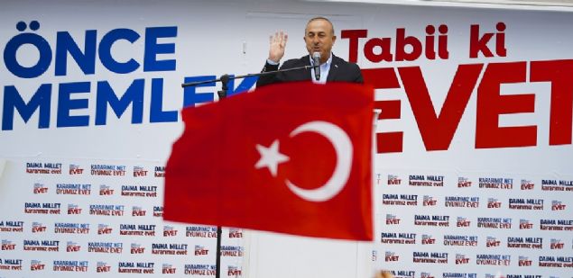 D��i�leri Bakan� Mevl�t �avu�o�lu'na, Akdeniz �niversitesi'nde konu�ma yaparken, ellerinde T�rk bayraklar�yla �nce teker teker, ard�ndan hep birlikte aya�a kalkan �niversiteli gen�ler, 'evet' diyerek s�rpriz yapt�.  