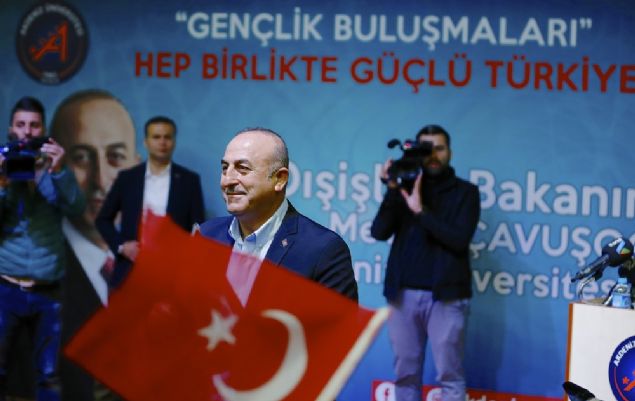 Halk oylamas� ve d�� politikaya ili�kin de�erlendirmelerde bulunan �avu�o�lu, T�rkiye'nin yer ald��� co�rafyada ve �tesinde sorunlar�n giderek derinle�meye ba�lad���n�, daha �etrefilli hale geldi�ini s�yledi.  