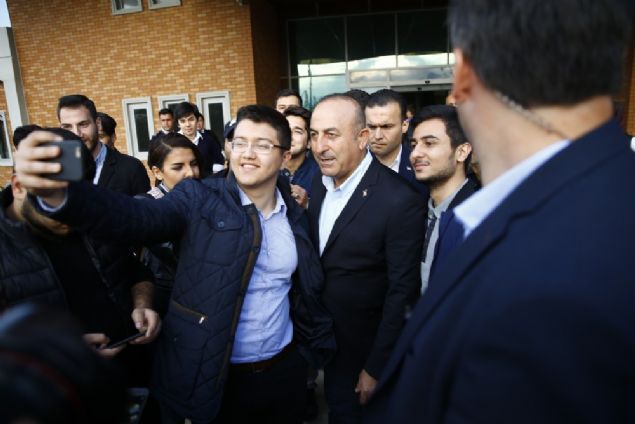 Bakan �avu�o�lu, T�rkiye'nin d�� politikas�n�n ayn� zamanda giri�imci olmas� gerekti�ini, ticarette de giri�imci olunaca��n�, bu �er�evede d�nyadaki f�rsatlar� da takip ettiklerini s�yledi.  