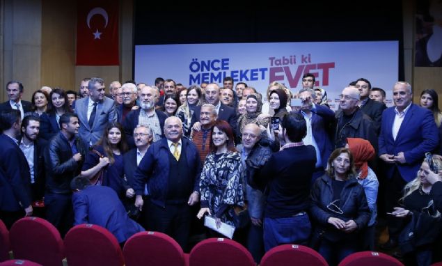 Hollanda ile ya�anan sorunlara de�inen �avu�o�lu, �lkedeki �rk�� ak�mlar�n merkezdeki partileri de s�r�klemeye ba�lad���n� belirtti. �avu�o�lu, 'De�er miydi 2 tane sandalye fazla kazanay�m diye T�rkiye gibi bir �lkeyi kaybetmeye. �imdi kazand�n ne oldu? Hani Avrupa'n�n de�erleri? Bunlar ayn� zamanda iki y�zl�. Bana telefon a��yor baz� �lkelerin d��i�leri bakanlar�, '�nanam�yoruz Hollanda'n�n bunu yapt���na' diyor. Ayn� bakan 2 saat sonra bir a��klama yap�yor, Hollanda'ya destek veriyor. Bu iki y�zl�l�k de�il de nedir?' diye konu�tu.  