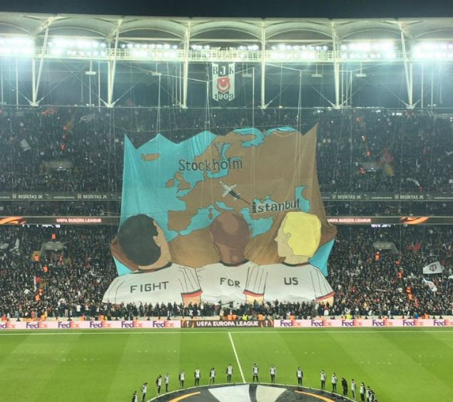 UEFA Avrupa Lgi finalinin oynanaca Stockholm ehrine, stanbul'dan kalkan bir ua gsteren koreografide Beikta formal futbolcularn srtnda 'Bizim iin sava' yazyordu...         