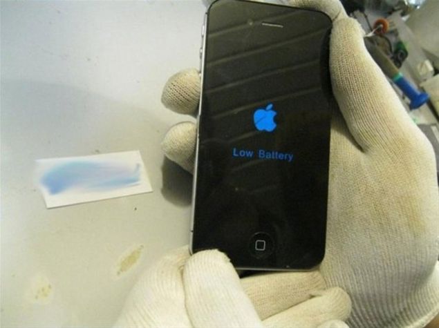 Telefon a��l�yor ve 'bo� batarya' uyar�s�yla kar��la��yor.     