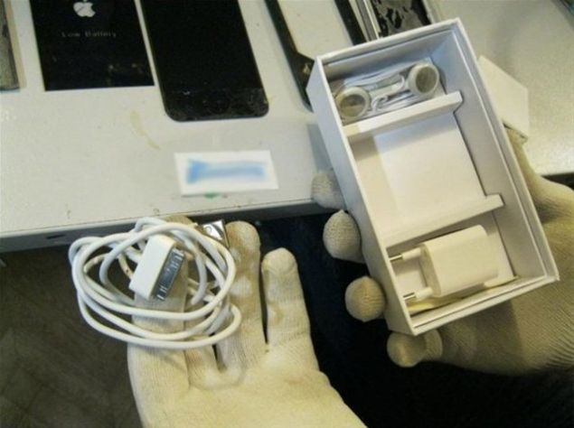 M��teri kargonun getirdi�i telefonu a��p hemen telefonun �al���p �al��mad���n� deniyor.     