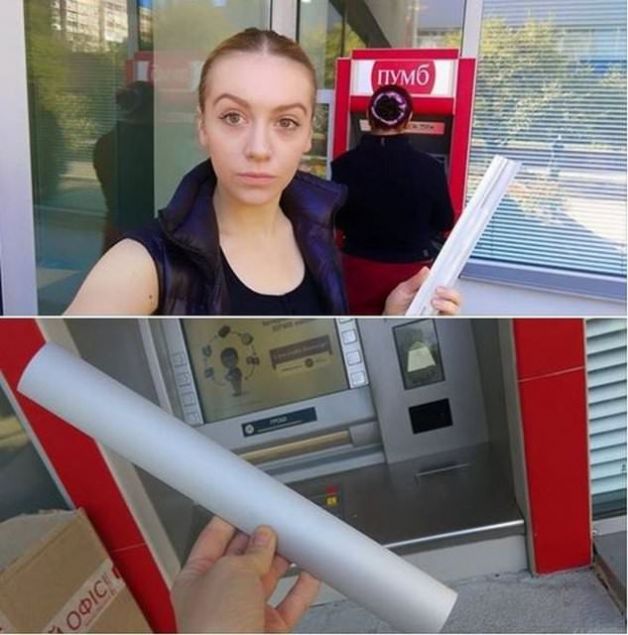 Para ��k�� yerine gri tonlarda bir plaka koyan h�rs�zlar, banka m��terisinin paray� almas�n� engelliyor...     