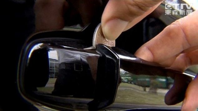 Bu manzarayla kar��la�an insanlar polisi arayarak, doland�r�c�lar�n s�ra d��� y�ntemini ��renmi� oldu.     