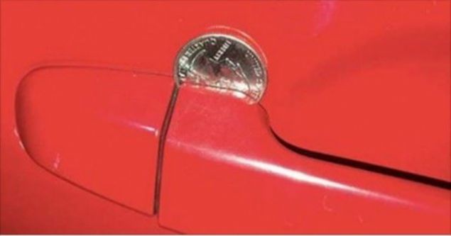 H�rs�zlar�n bu takti�i ile siz kap�n�z� kilitledi�inizi d���n�yorsunuz ama bozuk para sayesinde asl�nda kap�n�z�n a��k kalmas� sa�lan�yor.     