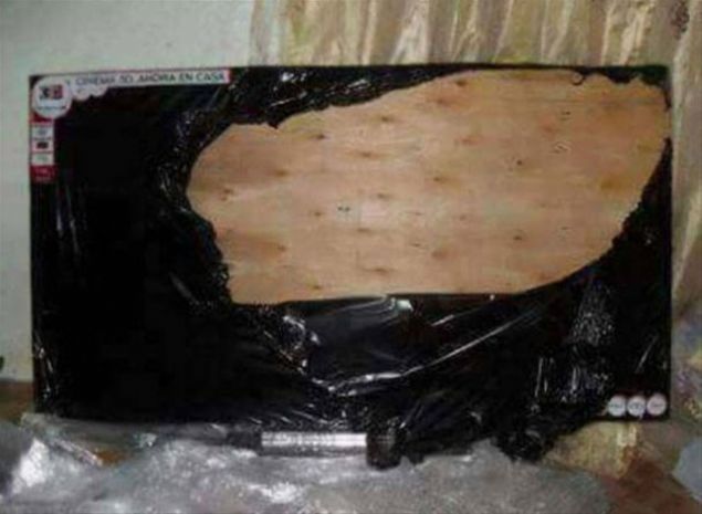 Televizyon diye ald��� �r�n� a��nca tahtayla kar��la�an adam, foto�raflar� internette payla�t�.     