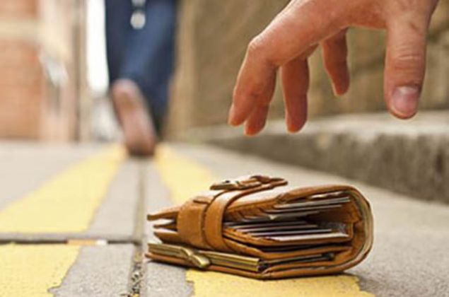 D���R�LM�� C�ZDAN  Yerde bir c�zdan bulursunuz. Genellikle bo�tur. Siz o c�zdan i�in e�ilmi�ken kendi c�zdan�n�z�n gitti�inin fark�na dahi varmazsan�z. ROMA - UKRAYNA 