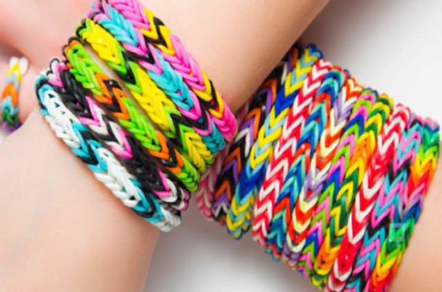 ARKADA�LIK B�LEKL���  Birisi yan�n�za yakla��p size arkada�l�k bilekli�i teklif eder. �stemiyorum da deseniz vazge�mez. Bile�inize yap���r ve bilekli�i takmaya �al���r, bunu ba�ar�nca da paras�n� ister. Bileklik ��z�l�p geri vermek istenir ��z�lmez. Para vermek zorunda kal�n�r.Ayn� y�ntem ayr�ca siz bileklikle u�ra��rken dikkatinizi da��tarak kapka���lar�n c�zdan�n�z� �almas�yla da sonu�lanabilir. Bu y�ntemin en �ok kullan�ld��� �ehirler: PAR�S, ROMA, BARCELONA, KAH�RE... 