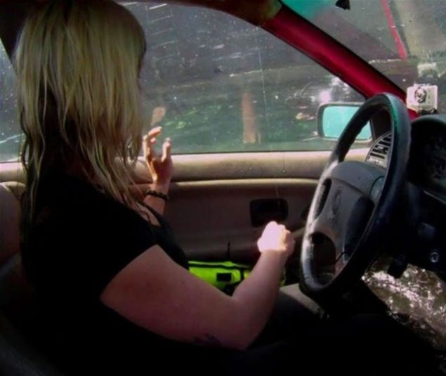 Grntlerde yetenekli dalc ve Manitoba niversitesi'nde aratrmaclk yapan Dr. Geoff Giesbrecht aracnzla beraber suya dmeniz halinde kurtulmanz iin ne yapmanz gerektiini anlatyor.      