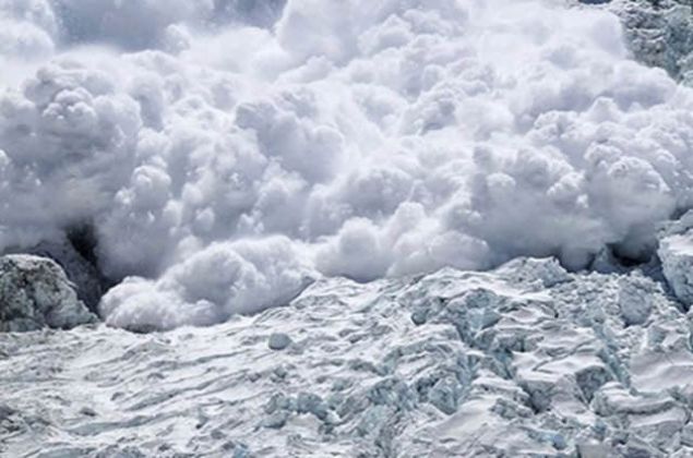 zerinize  derse:    'Serbest stilde yzme hareketi ile karn zerinde kalmak iin mcadele edin. Eer kara gmlmseniz, kurtulmak iin en iyi ansnz, birinin sizi grm olmasdr.  srasnda den kar, sk bir kartopu gibidir. Kazarak dar kmanz ok zordur.  