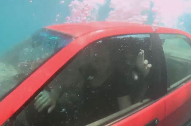 'Eer camlarnz otomatikse camlar aan motorlar almyorsa ya da pencereleri aan kolu eviremiyorsanz, ayanzla, omzunuzla ya da ar bir cisimle vurarak cam krmaya aln. Eer pencereleri aamyor ya da kramyorsanz, sakin olun ve panie kaplmayn.      