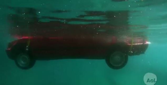 Otomobilin iine su dolana dek bekleyin. Su banza ulatnda derin bir nefes aln ve nefesinizi tutun. imdi i ve d basn eit olmaldr. Kapy amay baarabilir ve yzeye doru yzebilirsiniz.'      