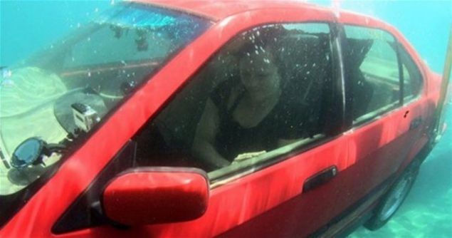 Otomobil kontrolnzden kt ve suya yneldii anda yapacanz ilk hareket hemen o an camlar amak ve emniyet kemerinden kurtulmaktr. Bu hareketi zaman iinde alarak refleks haline getirmenizde yarar vardr.      