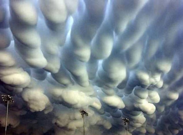  En nadir g�r�len bulut k�melerinden biri... Meme but olarak da bilinen Mammatus bulutlar� genelde ABD ve Avustralya'da g�r�l�yor ve �iddetli bir f�rt�na �ncesi ortaya ��k�yor.      