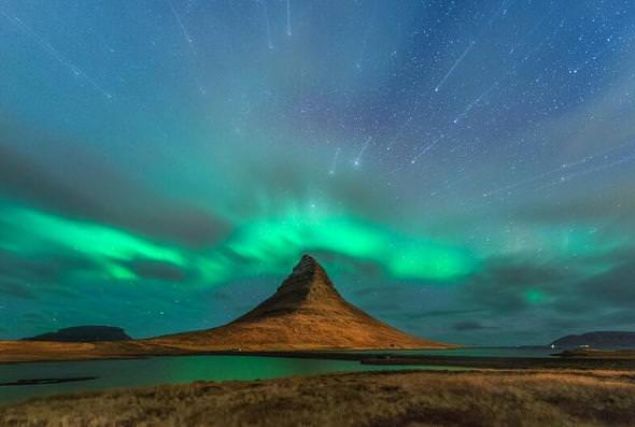  Uzaya bakt���n�zda g�rd���n�z sadece uzay de�il, asl�nda bir zaman t�nelidir. �rne�in �u an D�nya'dan 65 milyon ���k y�l� uzakta olan bir uzayl� D�nya'y� seyrediyor olsayd�, b�y�k olas�l�kla �u an dinozorlar� g�r�yor olurdu.      