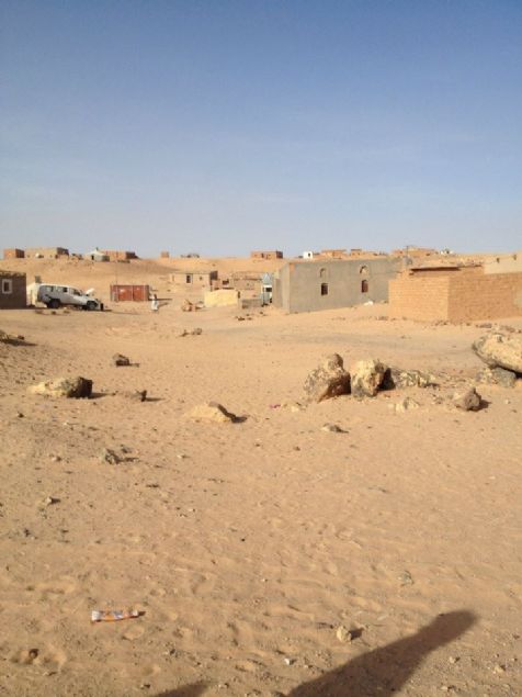 Fas her ne kadar duvar in�a etmi� olsa da, duvar�n di�er taraf�nda kalan k�s�mlar� da kendisine ait b�lge olarak g�rmekte ve duvar� Fas i�i g�venlik �izgisi olarak isimlendirmektedir.   