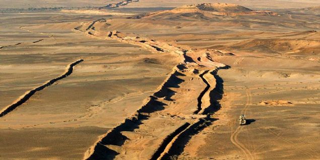 2.500 km ile 2.700 km aras�nda de�i�en uzunlu�a sahip olan duvar b�lgenin g�neybat�s�nda Fas-Moritanya s�n�r�ndan, kuzeydo�uda ki Fas-Moritanya-Cezayir ��gen s�n�r�na, buradan da kuzeydeki Fas-Cezayir s�n�r�na kadar uzanmaktad�r.  