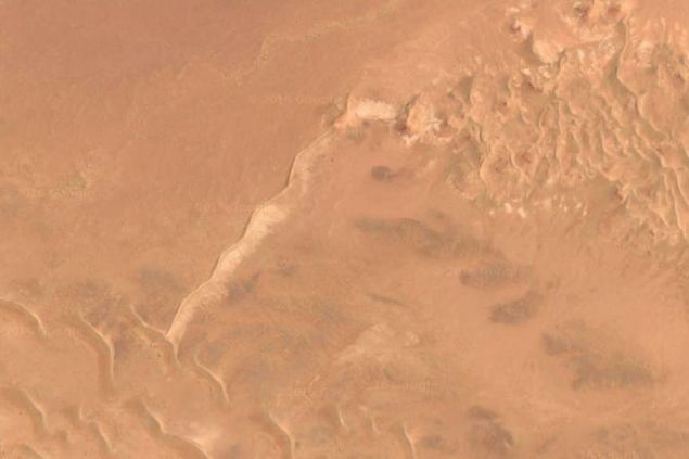 �spanya'n�n, �spanyol Sahras� ad� ile y�netti�i b�lgelerden 1975 y�l�nda geri �ekilmesi ile birlikte b�lge �zerinde hak iddia ederek ilhak eden Fas ile ayn� b�lge �zerinde ba��ms�zl�k ilan ederek egemenlik kurmaya �al��an Sahra DAC y�netimi aras�nda anla�ma sa�lanamamas� nedeniyle, Fas kendi b�lgelerine Polisario �yelerinin girmesini engellemek ad�na sistematik bir �ekilde b�lgede duvar yap�m�n� ger�ekle�tirmi�tir.  