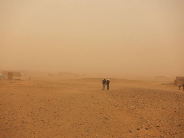 Bunun haricinde her 10�15 km'de bir b�y�k g�zetleme merkezleri bulunan Fas Duvar�, SDAC taraf�ndan Utan� Duvar� olarak adland�r�lmakta, kendi idaresi alt�nda bulunan b�lgeler ise �zg�r B�lge olarak adland�r�lmaktad�r.  