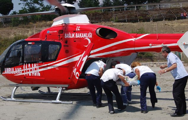 <p>  	Salk Bakanl tarafndan 2008 ylnda balatlan helikopter ambulans hizmetinde, 3 yldr itirakçileri arasnda Türk Hava Kurumunun (THK) da yer ald firmalar tedarikçi rolü üstleniyor. Ülke genelindeki 16 bölgede hizmet veren birim, bünyesindeki 17 helikopter ambulansla kurulduu günden beri 49 bin 275 saatlik uçu ile 25 bin 858 hasta ve 181 organ nakledilmek üzere hastanelere ulatrd.</p>  