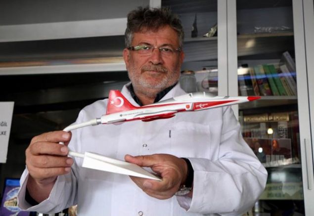 Kale Naturel'in sahibi Faruk Durukan, 7 su molek�l�ne sahip sodyumpentaborat maddesinin u�aklar�n izolasyon duvarlar�na uygulanmas�yla birlikte yolcular�n y�ksek irtifalarda hi�bir �ekilde radyasyona maruz kalmayaca��n� belirterek, �Bu yapt���m�z �al��ma, u�aklar�n havada yolcular�n� radyasyona maruz b�rakmadan u�urabilece�i bir projedir.     