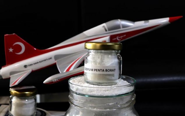 Ge�ti�imiz aylarda 7 su molek�l�ne sahip sodyumpentaborat maddesi kat�larak d�nyan�n en sa�lam betonu elde edilirken, bu betonun n�kleer santrallerdeki radyasyon s�z�nt�lar�n� durdurdu�u a��klanm��t�.     