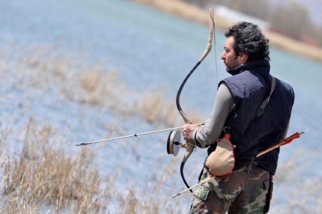 Sivas Gktrk Okuluk Dernei Bakan Beysun, geleneksel Trk yay kullanarak, yredeki gl ve nehirlerde okla balk avlyor.      