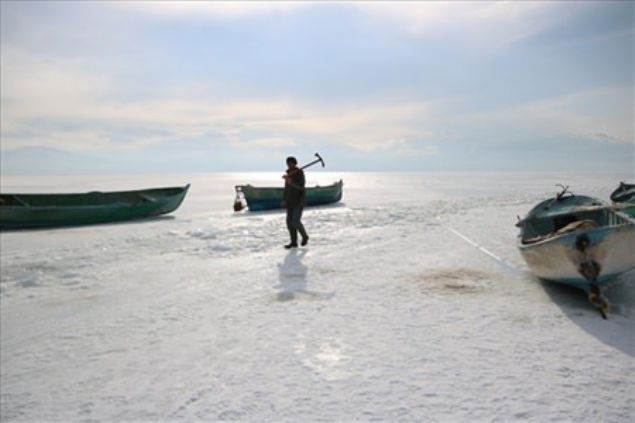 Bayburt'ta oruh Nehri'nde balk avlayan vatandalar ilgint bir ynteme bavurdu. Buz tabasnn zerine kan 3 kii, buzu adeta bir sal gibi kullanarak nehirden karya geti.    