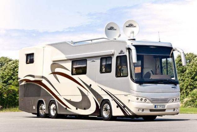 S�per karavan Vario Perfect       D�nyay� bir karavanla gezmek niyetindeyseniz b�y�k d���n�n. Alman yap�m� Vario Perfect 1200 Platinum bagaj�nda kendi mini garaj� bile bulunan s�per l�ks bir model. 