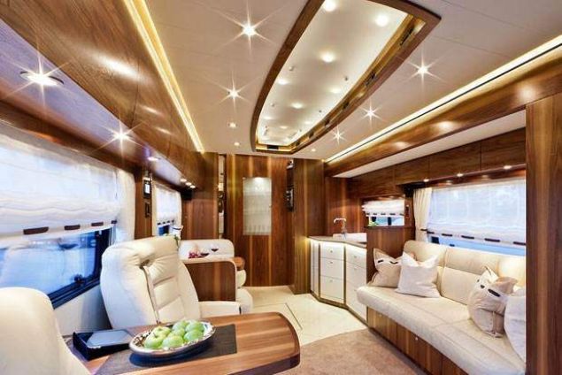 Ceviz a�ac� ve deriden �retilen mobilyalar i� mekan�n kalitesini g�zler �n�ne seriyor. Ayr�ca arac�n�z�n tasar�m detaylar�n� kendi tercihlerinize g�re ki�iselle�tirmeniz de m�mk�n. Fazladan bir LCD ekran ya da farkl� mutfak gere�leri eklemek asla abart�l� istekler de�il. B�ylece her Vario Perfect 1200 Platinum modeli ki�iye �zel ve e�siz in�a ediliyor.     