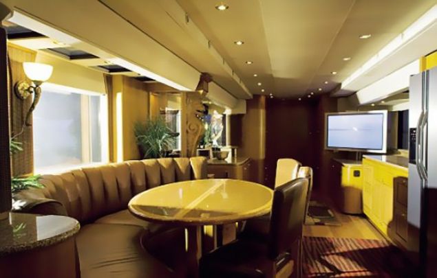 Bu y�r�yen sarayda 3d plazma tv ler , geni� bir oturma alan�, iki banyo,misafir odas�,ferah bir balkon, granit y�zeylere sahip bir mutfak ve konferans alan� bulunuyor.     