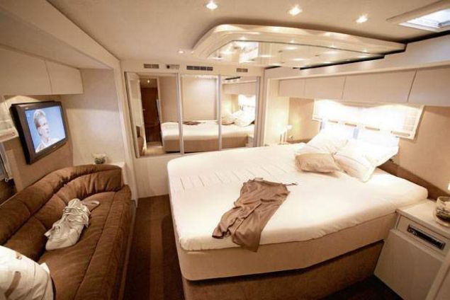 Karavan ya�am�yla �zde�le�mi� dar alanda k�sa pasla�malar� unutun. 12 metre uzunlu�undaki Vario Perfect'in geni�li�i 2.5 metre. Arac�n y�ksekli�iyse 3.5 metre. Arac�n salon ve mutfak pencere mod�lleri zevkinize g�re geni�letilebiliyor. Yerden �s�tma sistemi ve klima deste�iyle karavan�n�zla gitti�iniz herhangi bir co�rafyada konforunuzdan taviz vermiyorsunuz.     