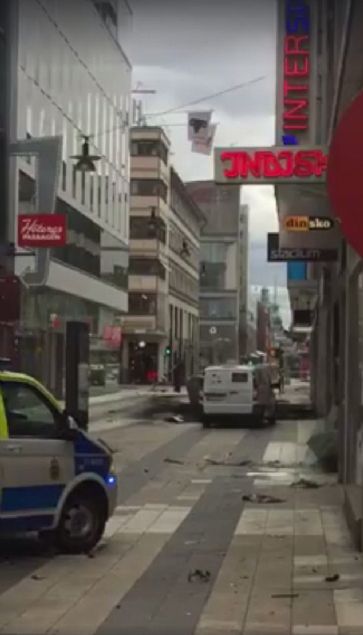 �sve� radyosu, olayda 3 ki�inin hayat�n� kaybetti�ini aktard�. �sve� yay�n kurulu�u SVT de b�lgeden silah sesleri geldi�ini duyurdu. 