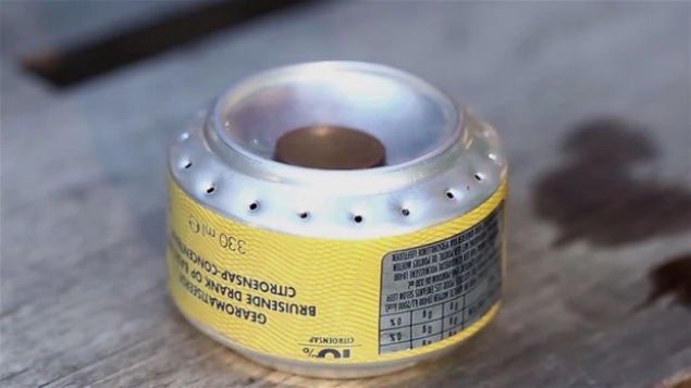 Alevin yanlardan ��kmas�n� sa�lamak i�inse �zerine madeni para koydu.    