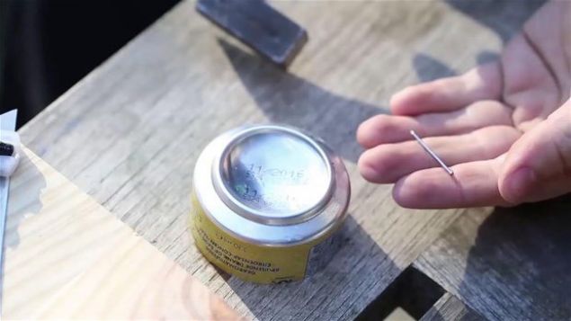 Daha sonra �iviyle kesilen b�l�mde delikler a�t�.    