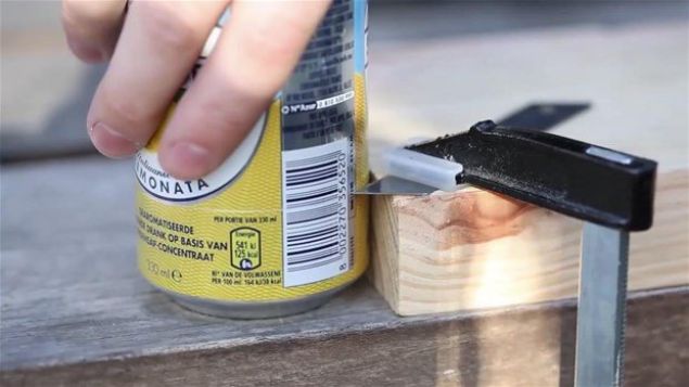 �ncelikle fal�ata yard�m�yla kola kutusunu kesti.    