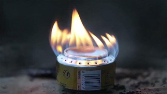 Ate� yand�ktan sonra m�s�r�n yap�laca�� tencere f�r�n�n �st�ne konur ve m�s�rlar patlat�lmaya ba�lan�r.    