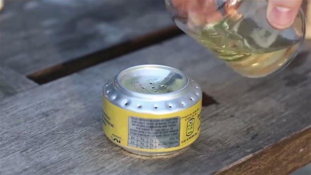 Kapanan kutunun i�ine, pamu�un emece�i kadar, alkol d�kt�.    