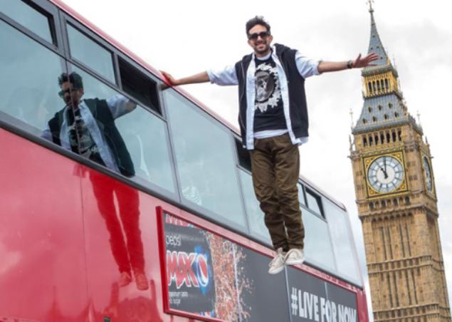 Bu numara da asa ile havada duran sihirbazlarla ayn prensibe dayanyor. nk, Dynamo'nun otobs tuttuunu grdmz kol aslnda takma kol! Kendi sa kolu kyafetinin iinde, aktrmyor. Takma kol ise kyafetin iinden ayak altlarna kadar uzanan bir demir sisteme bal; yani Dynamo aslnda gayet rahat bir ekilde demir platformun zerinde ayakta duruyor, dardaki sol koluyla da arp fotoraf ekenlere el sallyor    