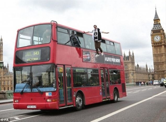 Dynamo havada durmakla kalmad; otobse tutundu, havada admlar att, otobsle birlikte hareket etti!   