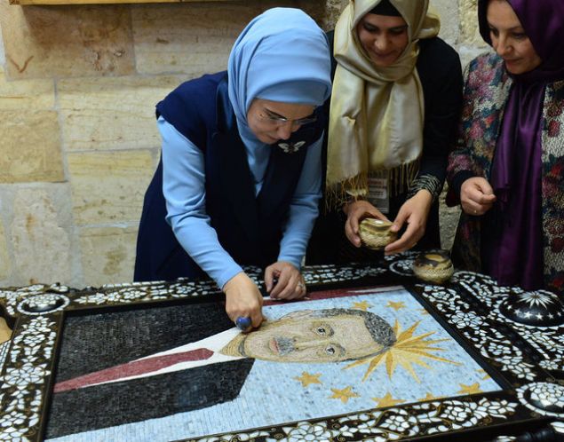 El iiliindeki dikkatiyle kadnlarn beenisini kazanan Erdoan, 'Vallahi kendimi sanatkar hissettim. Bu kadar az bir gayretle sanat olmak gzel bir duygu. 5 bin tala yaplm. Yapanlar kutluyorum ve tebrik ediyorum. Kadnlarmzn 2 aylk emei var burada kolay deil.' dedi. 